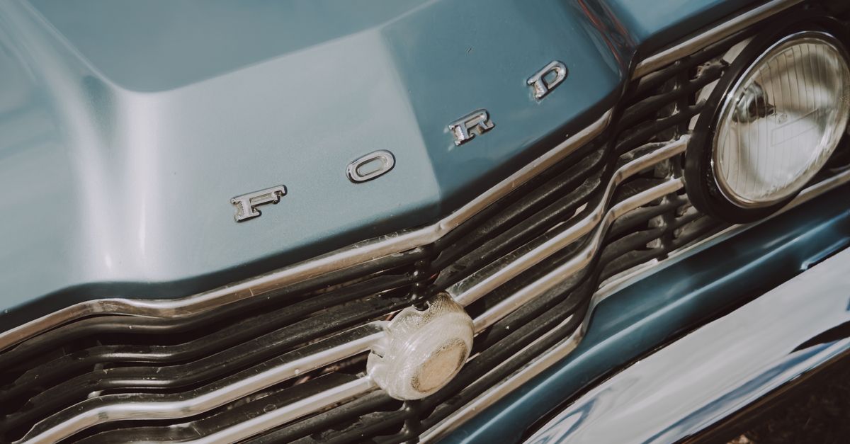 Comparing Mobile Car Detailing vs Fixed Location Services
